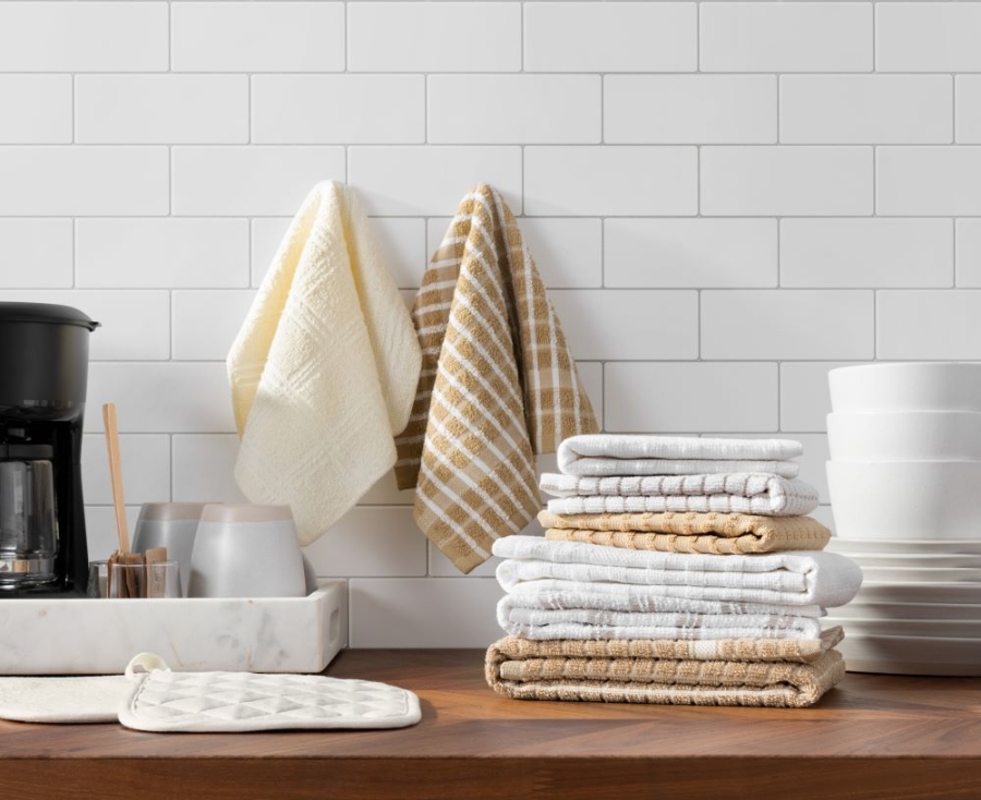 GuestSupply US | Kleenex® Hand Towels in a Pop-Up Box 8.1in x 12.4